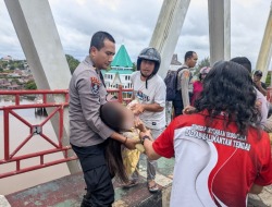 Diduga Depresi, Wanita Paruh Baya Nyaris Terjun Bebas dari Jembatan Kahayan