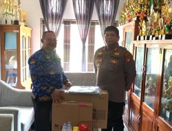 Peduli Pendidikan, Polres Seruyan Serahkan Bantuan Komputer untuk SMP Negeri 1 Kuala Pembuang