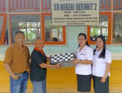 Cari Bibit Pecatur Muda, PERCASI Mura Bagikan Ratusan Papan Catur ke Sekolah