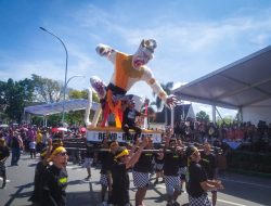 Kontingen Kobar Curi Perhatian! Patung Kera Raksasa Bikin Geger Karnaval Budaya Kalteng