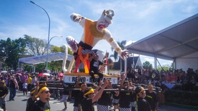 Kontingen Kobar Curi Perhatian! Patung Kera Raksasa Bikin Geger Karnaval Budaya Kalteng