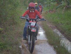 Blusukan Pakai Motor Trail! Bupati Kapuas Tinjau Langsung Kondisi Jalan di Pelosok Desa