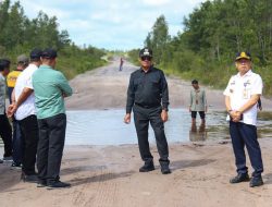 Bupati Seruyan Tinjau Jalan Rusak, Dorong Perbaikan Lewat Program CSR Perusahaan
