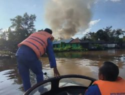 Satpolairud Polres Pulpis Sigap Padamkan Kebakaran Rumah di Kelurahan Kalawa