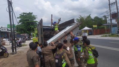Satpol PP Palangka Raya Bongkar Bangunan dan Reklame di Atas Drainase
