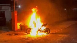 Motor Matic Terbakar Warga Panarung Panik