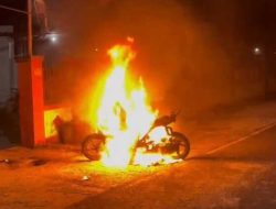 Motor Matic Terbakar Warga Panarung Panik