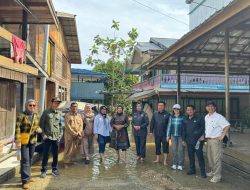 Ketua dan Anggota DPRD Barito Utara Tinjau Langsung Warga Terdampak Banjir di Desa Rahaden