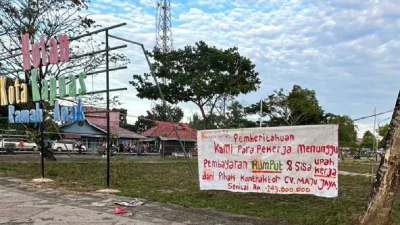 Proyek RTH Rp2,4 Miliar di Kapuas Bikin Ribut! Pekerja Tagih Upah Lewat Spanduk, Kontraktor Menghilang?