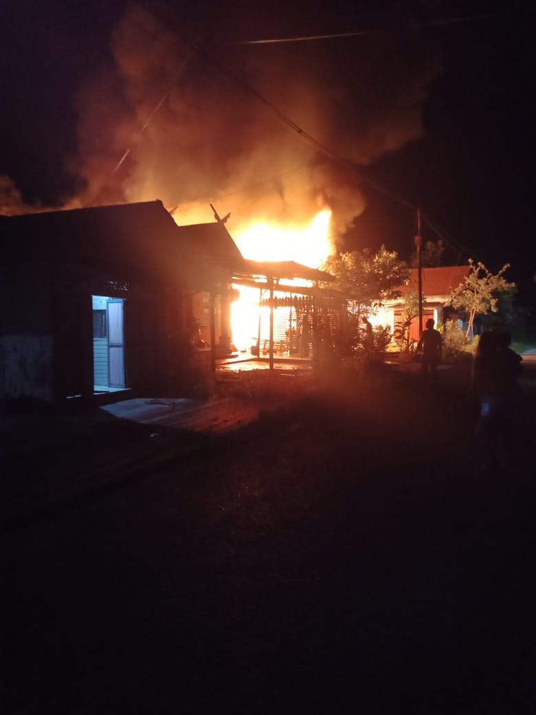 rumah terbakar