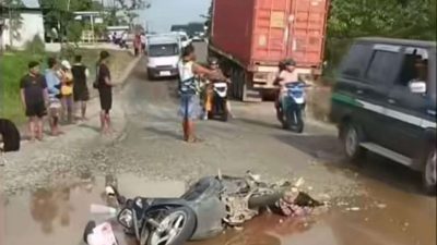 Ibu dan Bayi Tewas Ditabrak Truk Kontainer di Jalan Rusak Km 18 Tjilik Riwut Katingan