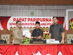 Sekda Pulpis Serahkan Jawaban Eksekutif atas Pandangan Fraksi Terkait Raperda Pertanggungjawaban APBD 2024