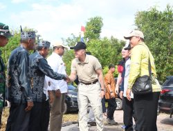 Dubes Denmark Tinjau Mitigasi Perubahan Iklim di Pulang Pisau, Serahkan Alat Pemadam ke LPHD