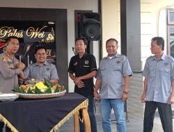 PWI Pulang Pisau Beri Kejutan Tumpeng di HUT ke-79 Bhayangkara