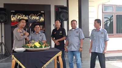 PWI Pulang Pisau Beri Kejutan Tumpeng di HUT ke-79 Bhayangkara