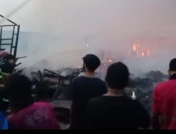 Kampung Ponton Dilanda Kebakaran Hebat, Puluhan Warga Kehilangan Tempat Tinggal