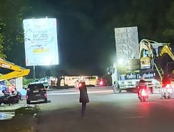 Warga Sampit Resah! Dua Truk Tronton Angkut Excavator Tanpa Pengawalan di Jalan Ramai