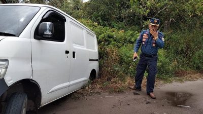 Mobil Box Terperosok di Gang Garu Palangka Raya, Damkar Berhasil Evakuasi dalam 20 Menit