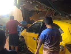 Brio Seruduk Warung di RTA Milono Palangka Raya, Pengendara Motor Luka Parah