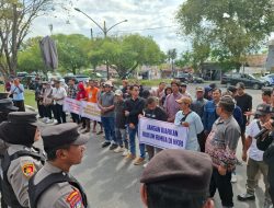 Warga Desa Karang Tunggal Demo di Kantor Gubernur Kalteng, Protes Lahan Sawit Digusur PT BMW