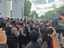 Mahasiswa Vs Dewan & Polisi: Adu Argumen, Adu Dorong, Adu Suara Tinggi!