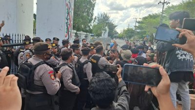 Mahasiswa Vs Dewan & Polisi: Adu Argumen, Adu Dorong, Adu Suara Tinggi!
