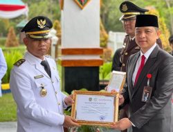 Pemkab Berikan Piagam Penghargaan kepada Kejari Katingan dan Bank Kalteng