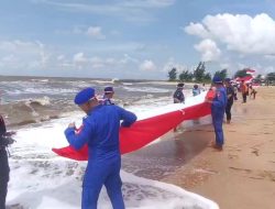 Spektakuler! Satpolairud Kotim Bentangkan Bendera Merah Putih 80 Meter di Pantai Ujung Pandaran