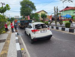 Mobil Hantam Trotoar dan Pembatas Jalan di Sampit, Sopir Terpental Alami Luka Serius