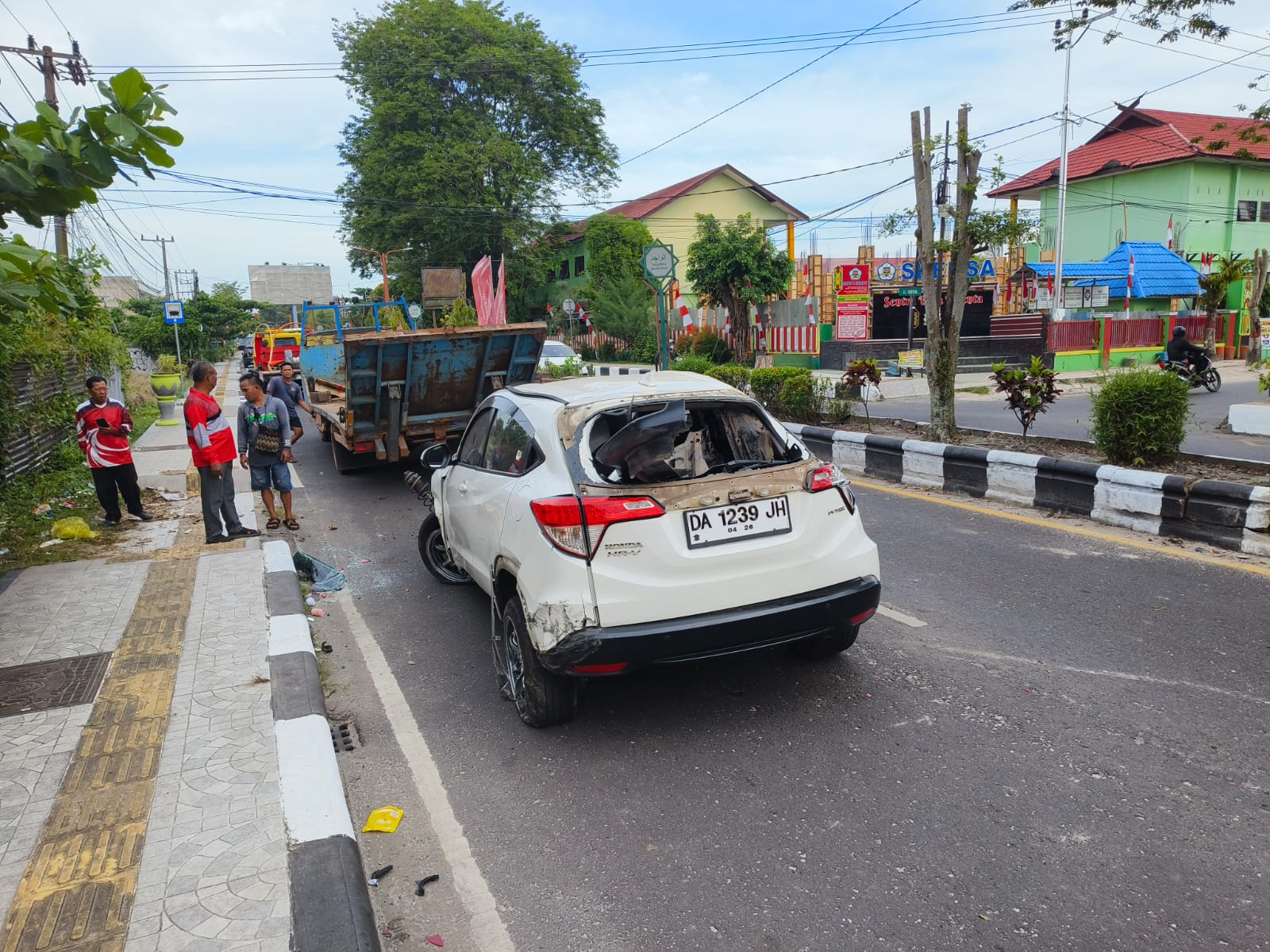 pembatas jalan