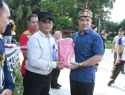 Semarak HUT ke-80 RI, Bupati Pulpis Bagikan 1.000 Bendera Merah Putih