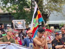 Aliansi Dayak Bersatu Tolak Transmigrasi, Poster One Piece Curi Perhatian Ditengah Massa Aksi
