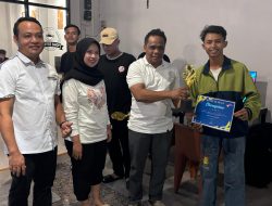 Ketua KONI Seruyan Tutup Turnamen E-Football Omon Kopi Cup 2025, Berikan Hadiah Uang Tunai Rp1,5 Juta dan 1 Unit PS5