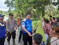Bupati Lamandau Salurkan Bantuan ke Warga Terdampak Banjir di Nanga Bulik