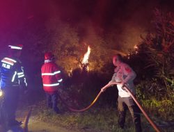 Kebakaran Lahan Warnai Malam di Sungai Undang, Api Cepat Dipadamkan Petugas