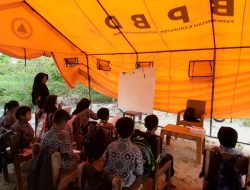 Belajar di Bawah Tenda, Anak-anak SDN Kunjung Lampuyang Tetap Semangat di Tengah Ancaman Buaya