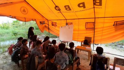 Belajar di Bawah Tenda, Anak-anak SDN Kunjung Lampuyang Tetap Semangat di Tengah Ancaman Buaya