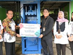 Pemkab Lamandau Terima Bantuan Mesin Press Hidrolik dari Bank Kalteng untuk Dukung Program Zero Waste