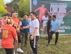 Majukan Sepak Bola Lamandau, Bupati Gelar Coaching Clinic Bareng Legenda Timnas El Loco Gonzales