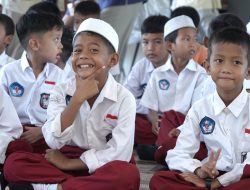 PLN Nyalakan Semangat Anak Lewat Program YBM Muzaki Mengajar di SDN 1 Guntung Paikat