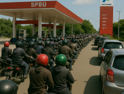 Antrean Mengular di SPBU, Harga BBM di Kios Meroket hingga Rp 23 Ribu per Liter