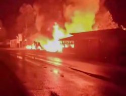 Kebakaran Dini Hari di Kameloh Baru Hanguskan Dua Warung dan Satu Rumah Panggung