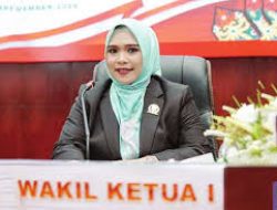Dina Maulidah Belajar dan Mengajar Bersama Peserta Sekolah Lansia Gita Uluh Itah