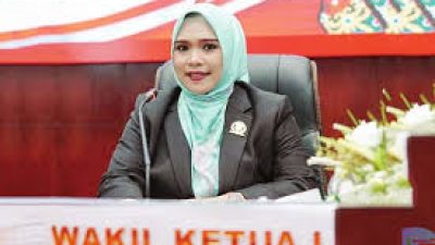 Dina Maulidah Belajar dan Mengajar Bersama Peserta Sekolah Lansia Gita Uluh Itah