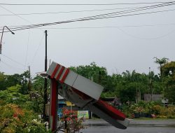 Cuaca Ekstrem Landa Kotim: Atap Alfamart Terbang, Pohon Tumbang dan Reklame Ambruk