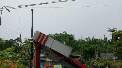 Cuaca Ekstrem Landa Kotim: Atap Alfamart Terbang, Pohon Tumbang dan Reklame Ambruk