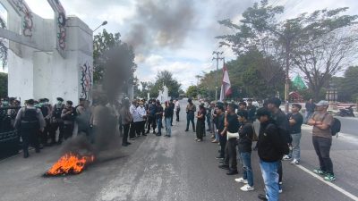 Mahasiswa Kalteng Bakar Ban di DPRD, Tolak KUHP–KUHAP Baru dan Wacana Pilkada DPRD