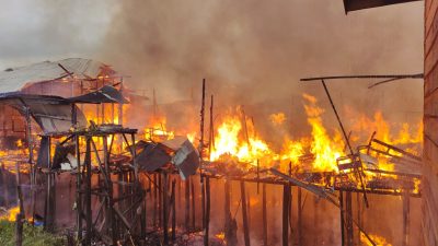 Api Melalap 10 Rumah di Jalan Mendawai Palangka Raya, Satu Warga Luka Bakar