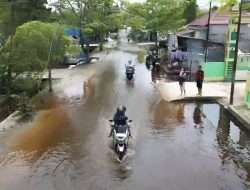 Hujan Deras dan Air Pasang Rendam Sejumlah Jalan di Baamang Tengah Sampit