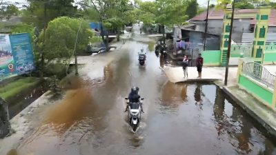 Hujan Deras dan Air Pasang Rendam Sejumlah Jalan di Baamang Tengah Sampit